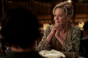 Lo sguardo dall’alto di Jean Smart: la quarta stagione di “Hacks”, il suo ritorno a Broadway e la mancanza di donne nella televisione di seconda serata