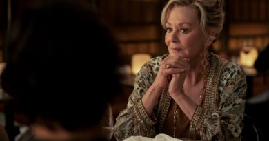 Lo sguardo dall’alto di Jean Smart: la quarta stagione di “Hacks”, il suo ritorno a Broadway e la mancanza di donne nella televisione di seconda serata