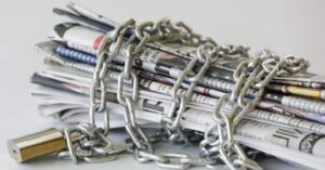 Rsf: nel 2025 libertà di stampa globale al minimo storico, l’Italia scende al 49° posto