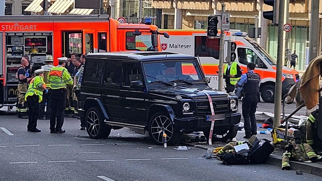 Tragico incidente a Stoccarda, auto travolge pedoni: 8 feriti, 3 gravi