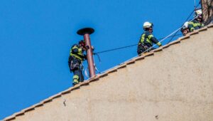 I banchi, le due stufe, il comignolo: il cantiere della Cappella Sistina si prepara al Conclave