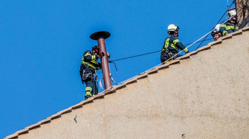 I banchi, le due stufe, il comignolo: il cantiere della Cappella Sistina si prepara al Conclave