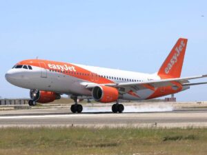 Fumo in cabina, paura a bordo di un volo easyJet: l’atterraggio d’emergenza a Malpensa, cos’è successo