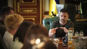 Zelensky: ‘Non garantisco la sicurezza dei leader alla parata di Mosca’