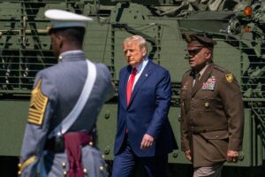 Il compleanno di Donald Trump coincide con un’imponente parata militare