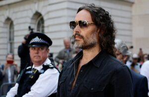 Russell Brand fa la sua prima apparizione in tribunale nel caso di stupro, mentre Tucker Carlson chiede a Trump di “salvarlo”