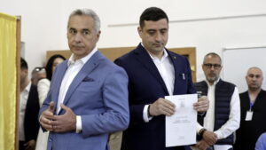 Romania al voto, al candidato di estrema destra Simion il 39,9% con il 95% delle schede scrutinate