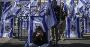 Le famiglie degli ostaggi contro il piano di Netanyahu. “Il governo sceglie i territori, non i nostri cari”