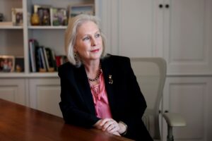 Perché la senatrice Kirsten Gillibrand è andata in un podcast cristiano per diffondere il Vangelo anti-Trump