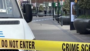 Uomo accusato di omicidio dopo l’accoltellamento in banca