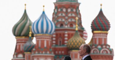 L’urrà di Putin e dei soldati sulla Piazza Rossa