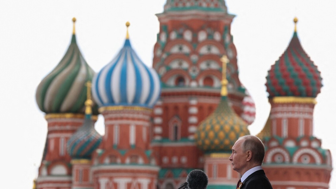L’urrà di Putin e dei soldati sulla Piazza Rossa