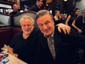 Christy Turlington, Padma Lakshmi e Alec Baldwin brindano al ristoratore