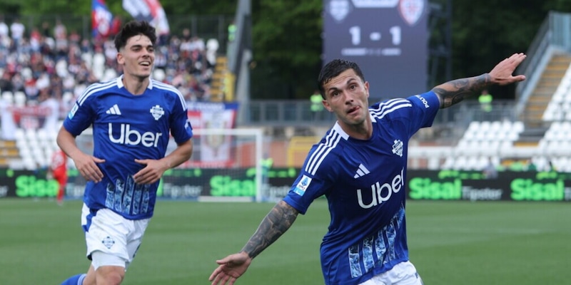 <p>Tris Como, Fabregas &egrave