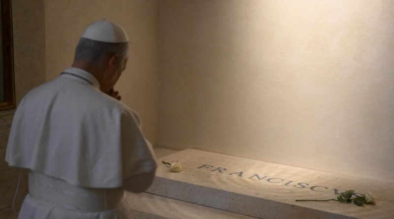 Leone XIV sulla tomba di Francesco a Santa Maria Maggiore dopo la visita al santuario di Genazzano