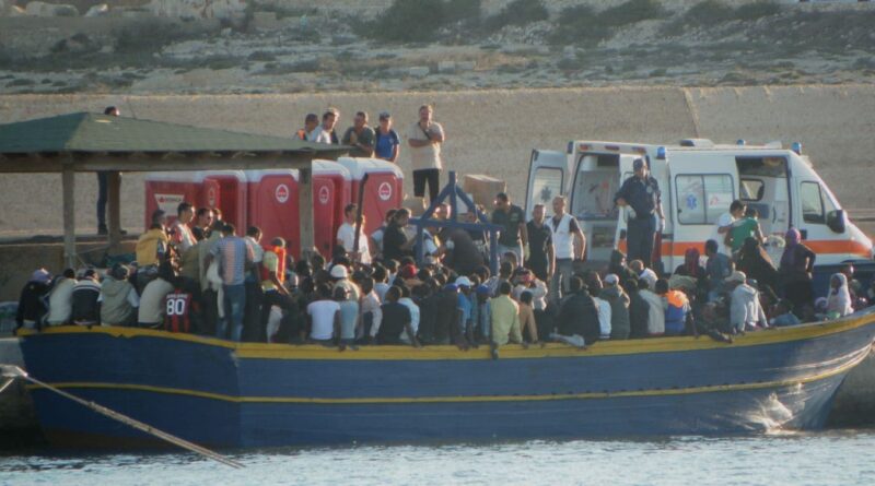 Tre cadaveri a Lampedusa: 2 sono bimbi di 2 anni