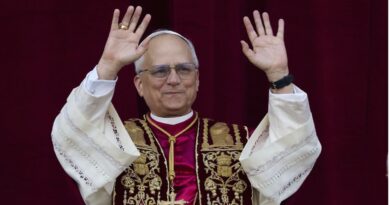 Il Papa svela la sua fede calcistica, Forza Roma. Oggi il Regina Coeli con 150mila fedeli