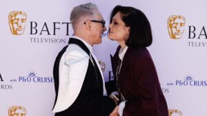 Le star hanno sfilato sul tappeto rosso dei premi televisivi BAFTA, bagnato dal sole