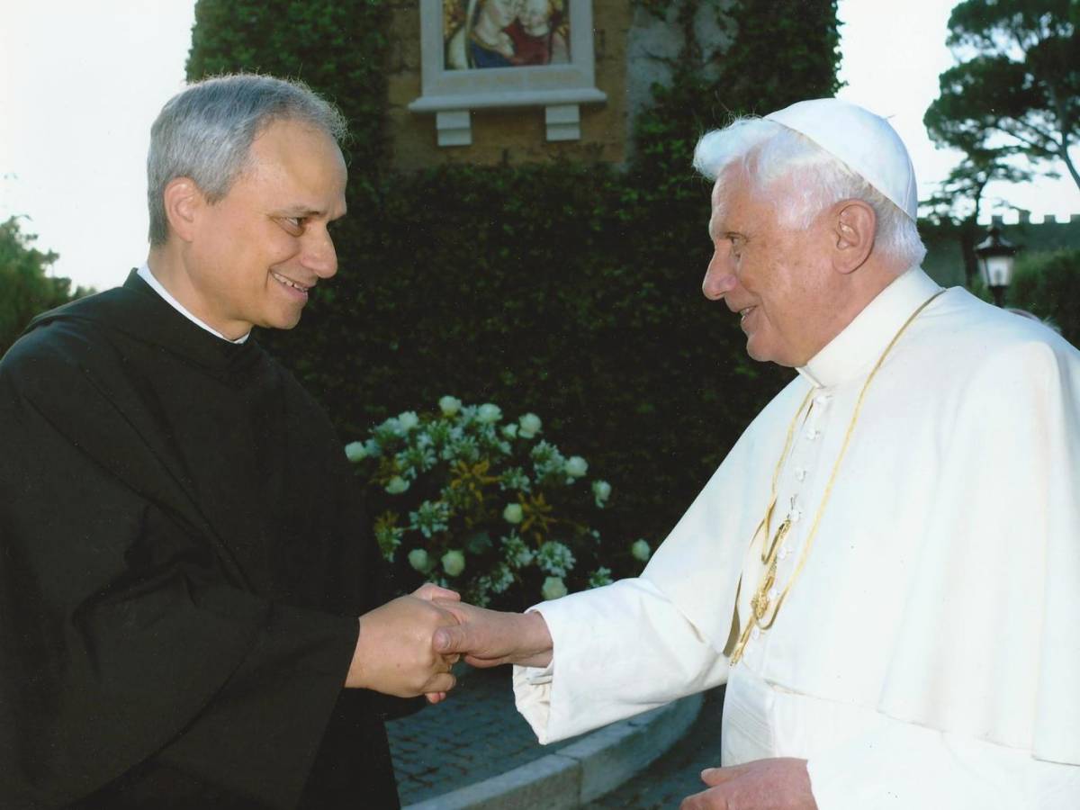 Il filo rosso tra Leone XIV e Benedetto XVI: il gesto che svela la vera eredità di papa Ratzinger
