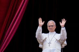 Papa Leone chiede pace e aiuti a Gaza mentre Trump parte per il Medio Oriente