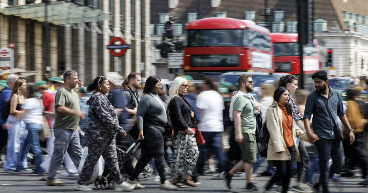 Stretta sull’immigrazione nel Regno Unito: per ottenere un permesso di lavoro bisognerà sapere già l’inglese