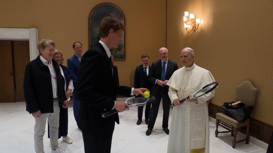 Papa Leone XIV riceve Sinner, da Jannik in dono una racchetta