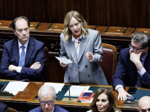 “Ora antimilitarista, prima era un altro”. Meloni smaschera Conte in Aula