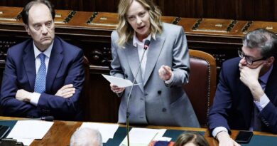 “Ora antimilitarista, prima era un altro”. Meloni smaschera Conte in Aula