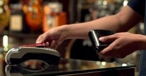 Le mance si possono pagare anche con il Pos ma solo l’1% degli esercenti lo attiva