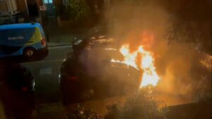 Ucraino, 21 anni, accusato per gli incendi di case e auto legati a Starmer
