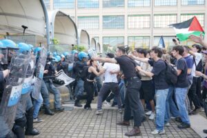 Momenti di tensione tra Pro Pal e forze dell’ordine al Salone del libro di Torino: il video