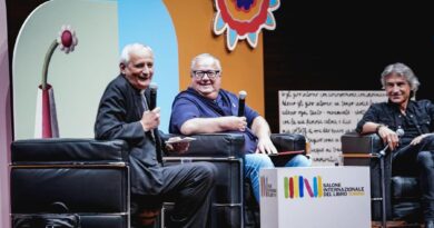 Salone del Libro di Torino, Zuppi con Ligabue: “Io Papa? Se fosse toccato a me avrei fatto come nel film di Moretti”