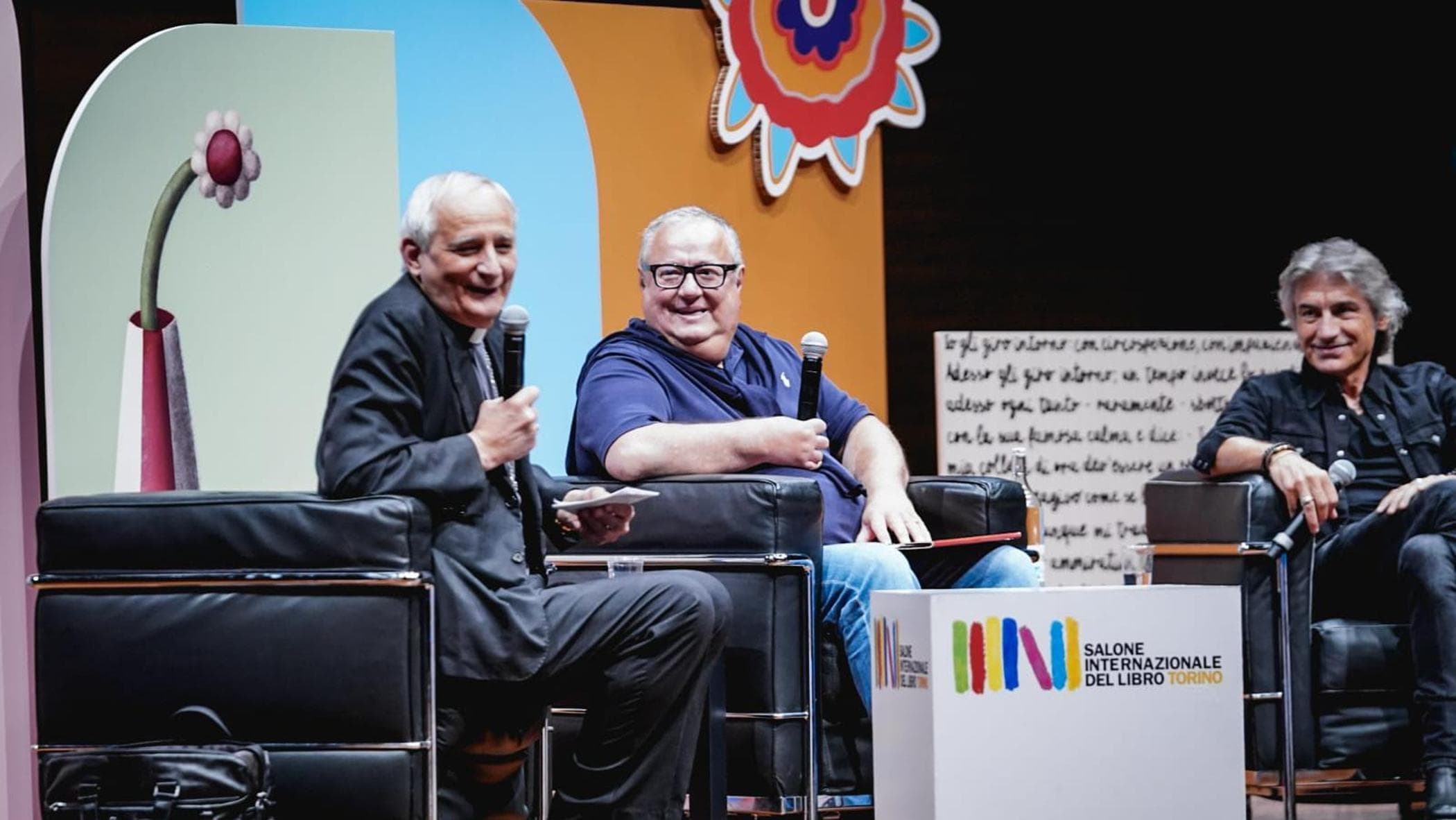 Salone del Libro di Torino, Zuppi con Ligabue: “Io Papa? Se fosse toccato a me avrei fatto come nel film di Moretti”