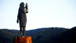 La polizia indaga sulla scomparsa della statua di Melania Trump