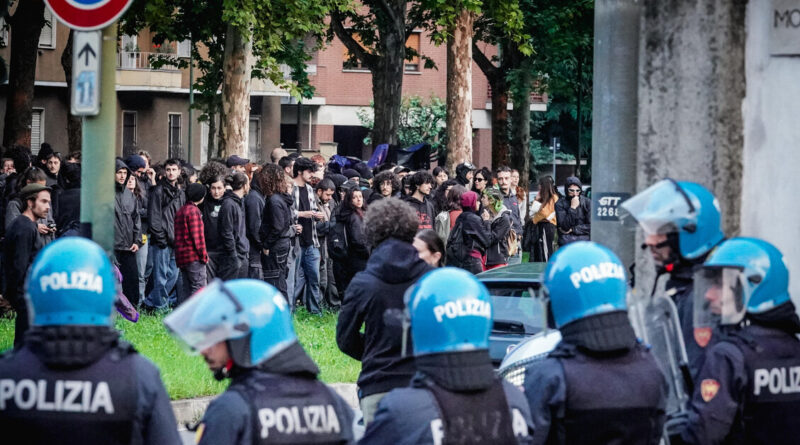 Disordini al Cpr di Torino, feriti 4 agenti e un migrante