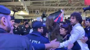 Salone del Libro di Torino, Crosetto contestato dai pro Pal. All’Arena Altan, Augias e Quammen. Con noi anche Darian