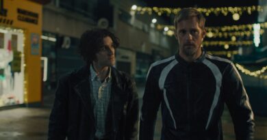 Alexander Skarsgård è il padrone dei sogni di una subacquea nell’avvincente dramma Pillion