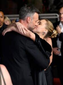 Jennifer Lawrence e il marito Cooke Maroney hanno suggellato il suo ritorno sul red carpet con un bacio
