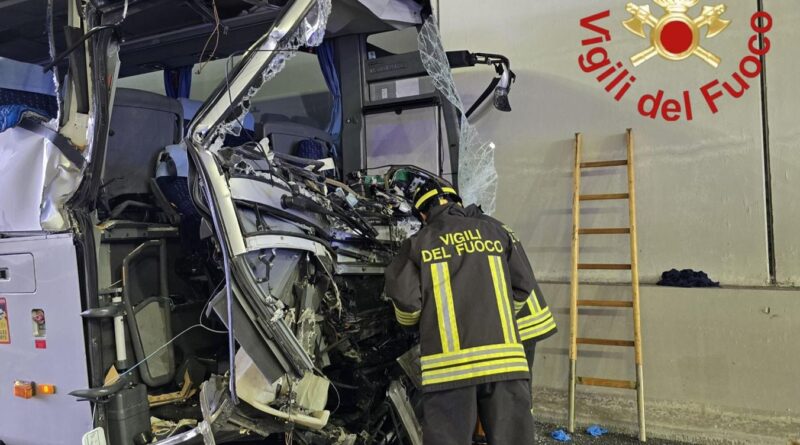 Incidente tra camion e scuolabus nel Comasco: morta una maestra, due bambini feriti