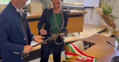 Chi è Katharina Zeller, la sindaca di Merano che si è tolta il tricolore