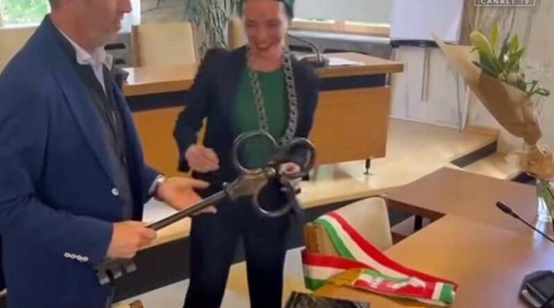 Chi è Katharina Zeller, la sindaca di Merano che si è tolta il tricolore