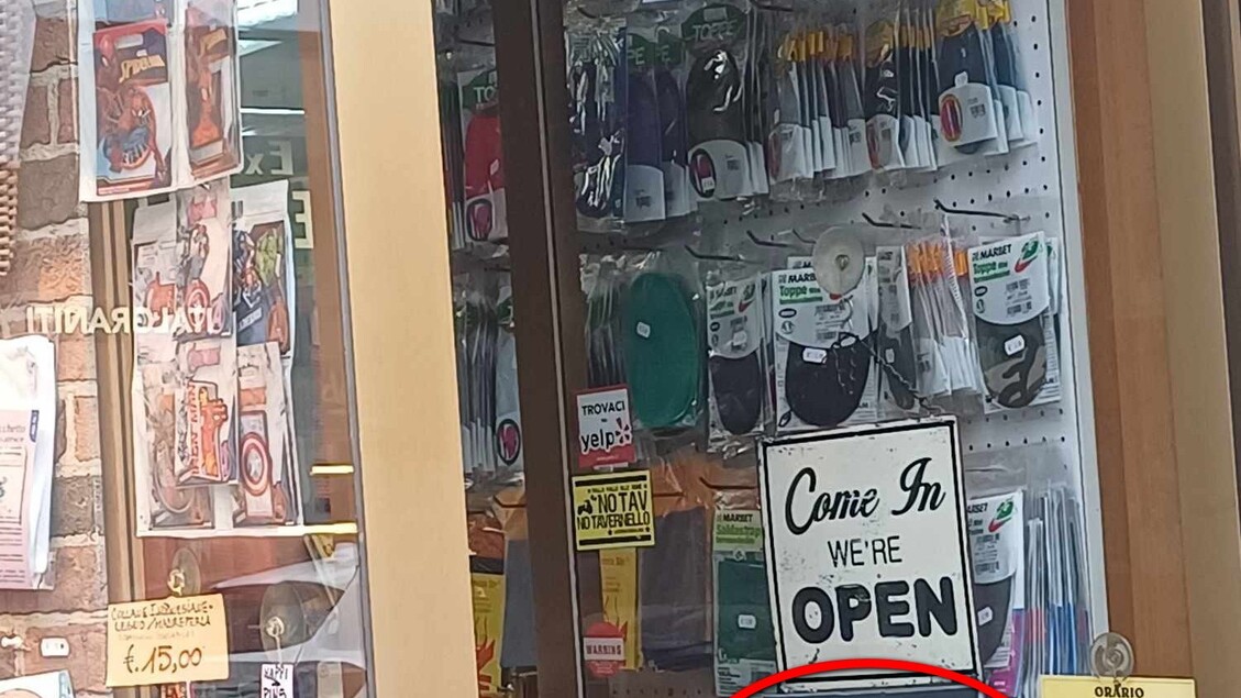 Cartello in un negozio a Milano, ‘israeliani non benvenuti’