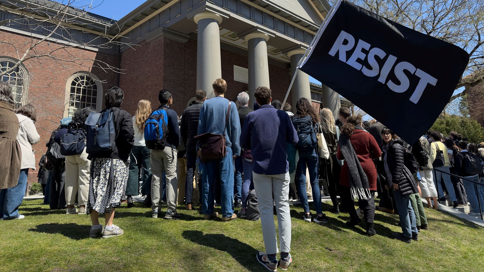 Harvard attacca l’azione “illegale” dell’amministrazione Trump che le impedisce di iscrivere studenti internazionali