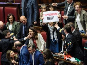 Gaza, alla Camera va in scena la protesta dei deputati M5s con le bandiere palestinesi