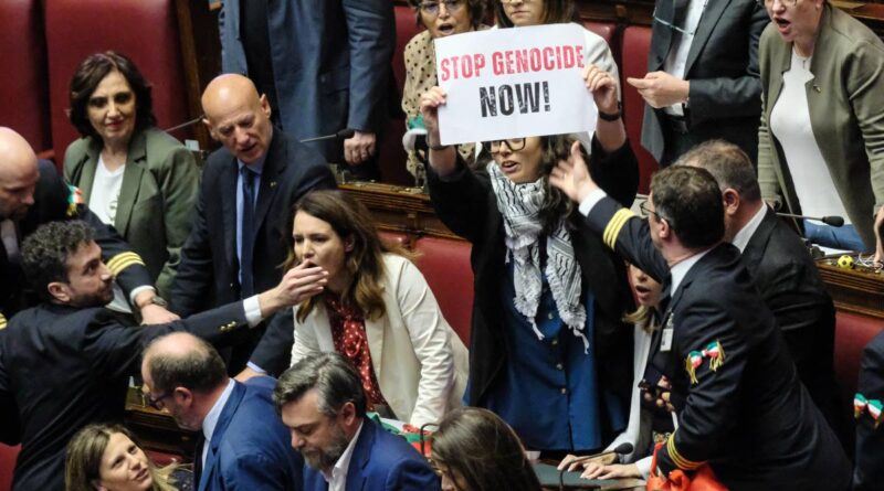 Gaza, alla Camera va in scena la protesta dei deputati M5s con le bandiere palestinesi