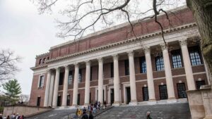 Trump vieta ad Harvard l’iscrizione di studenti stranieri
