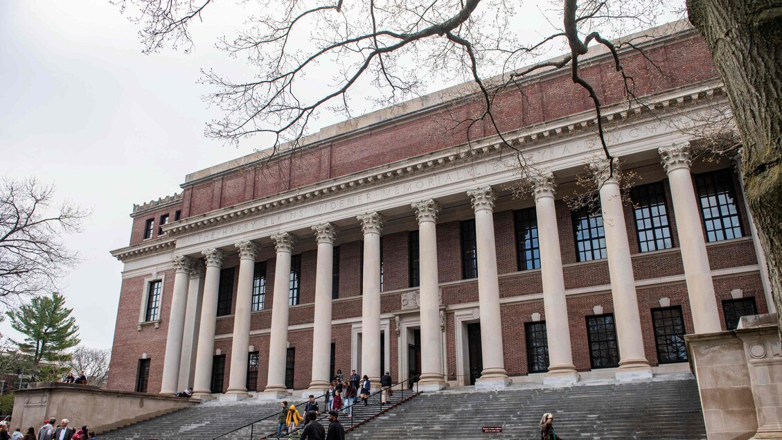 Trump vieta ad Harvard l’iscrizione di studenti stranieri