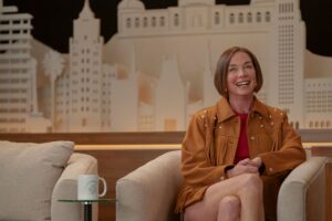 A Julianne Nicholson è piaciuto molto fare la mamma ballerina in ‘Hacks’ con la faccia in giù e il culo in su
