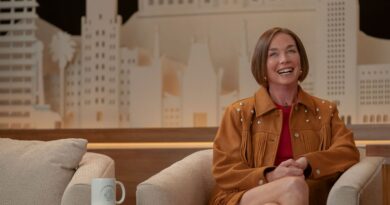 A Julianne Nicholson è piaciuto molto fare la mamma ballerina in ‘Hacks’ con la faccia in giù e il culo in su