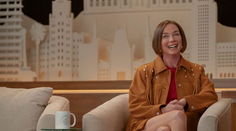 A Julianne Nicholson è piaciuto molto fare la mamma ballerina in ‘Hacks’ con la faccia in giù e il culo in su